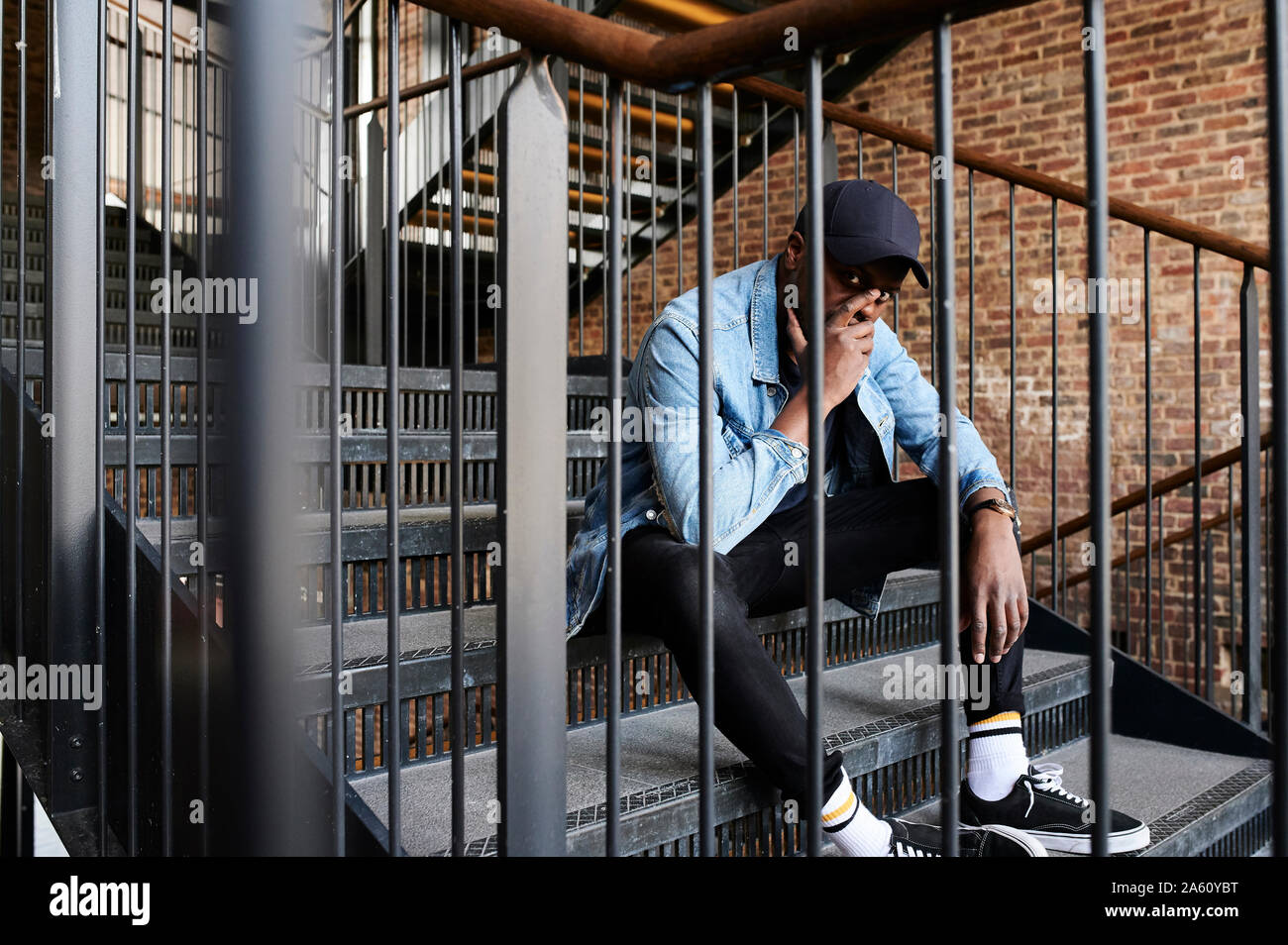 Portrait of man sitting on stairs Banque D'Images