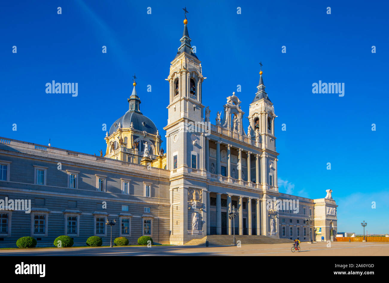 Extérieur de la cathédrale Almudena, Madrid, Spain, Europe Banque D'Images