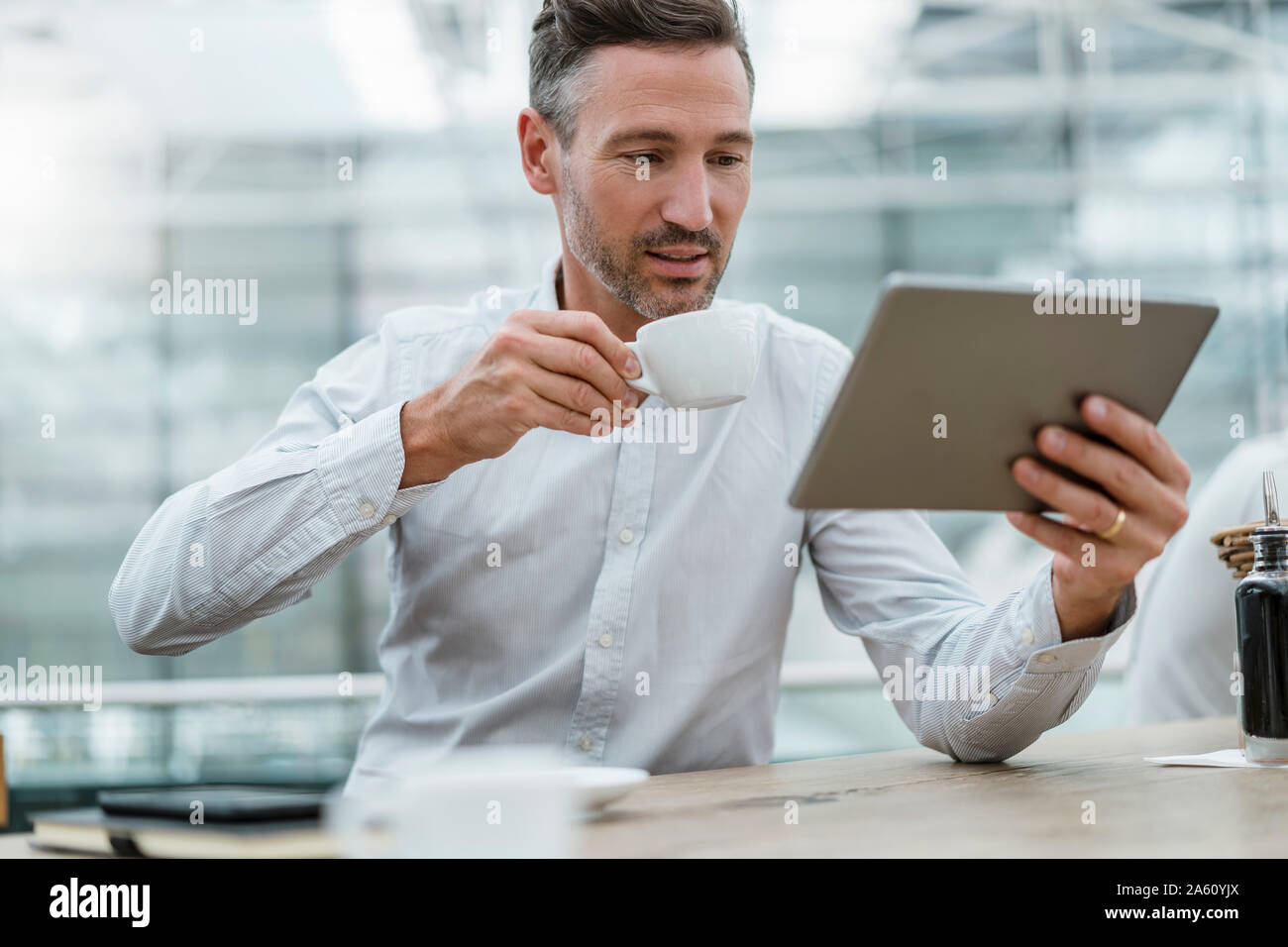 Businessman using tablet in a cafe Banque D'Images