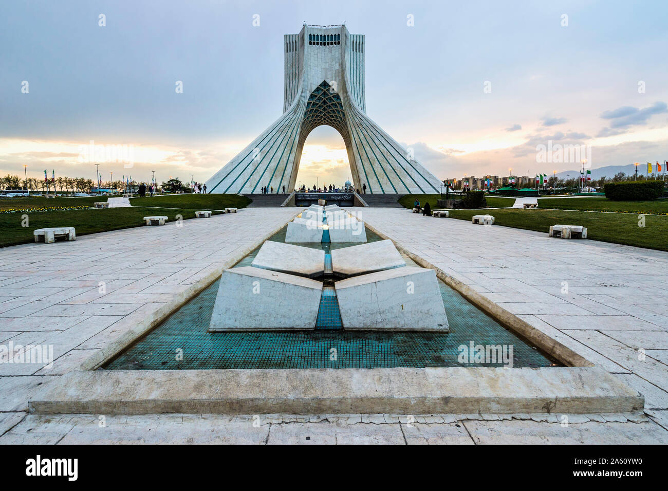 La tour Azadi (Liberté Monument) anciennement connu sous le nom de Tour Shahyad et complexe culturel au coucher du soleil, Téhéran, République islamique d'Iran, Moyen-Orient Banque D'Images