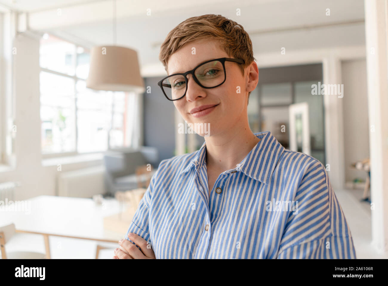 Portrait of smiling businesswoman in office Banque D'Images