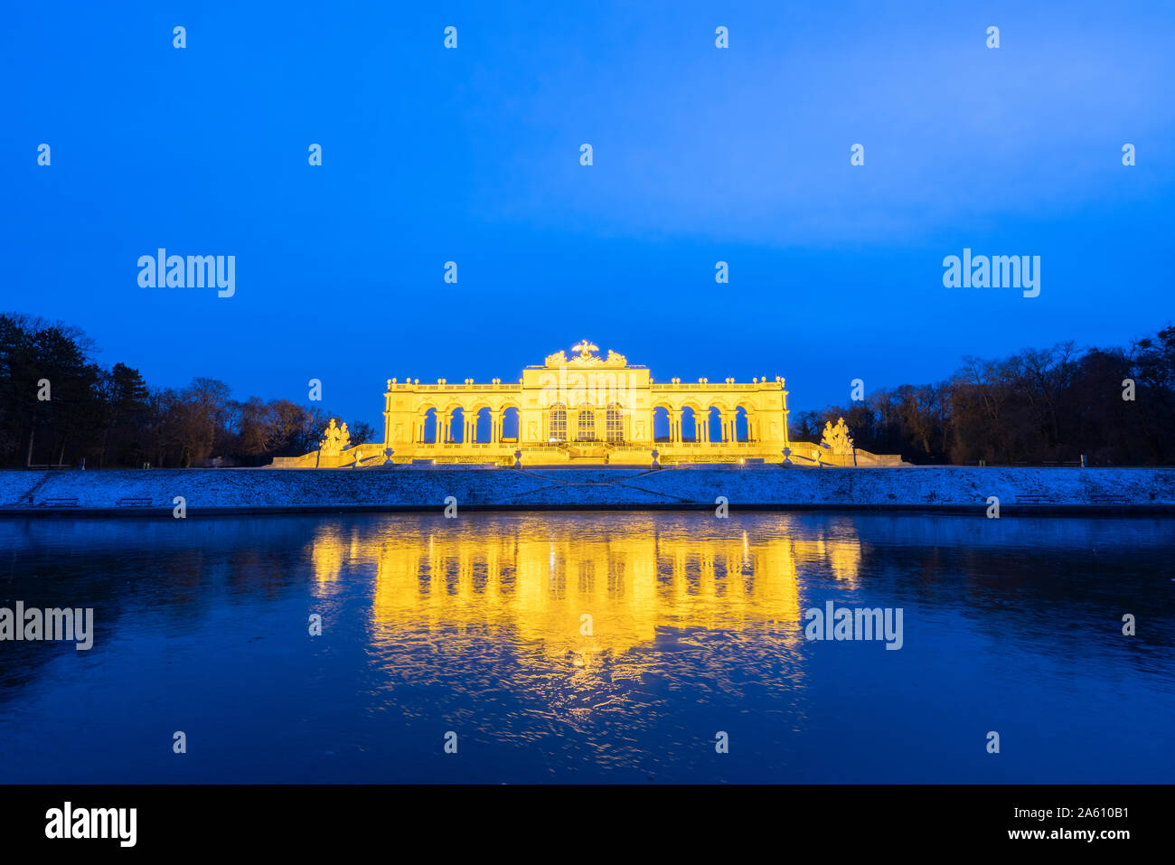 Chapelle du château illuminé en miroir du bâtiment dans l'eau au crépuscule, Palais de Schonbrunn, Site du patrimoine mondial de l'UNESCO, Vienne, Autriche, Europe Banque D'Images