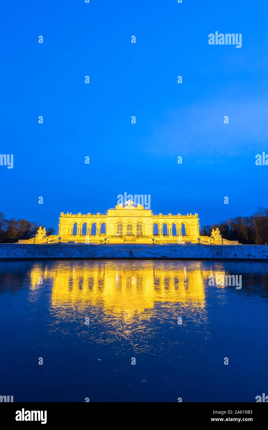 Chapelle du château illuminé en miroir du bâtiment dans l'eau au crépuscule, Palais de Schonbrunn, Site du patrimoine mondial de l'UNESCO, Vienne, Autriche, Europe Banque D'Images