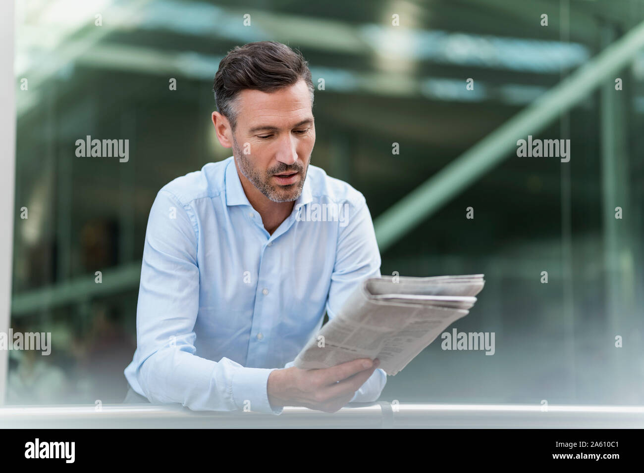 Businessman reading newspaper in the city Banque D'Images