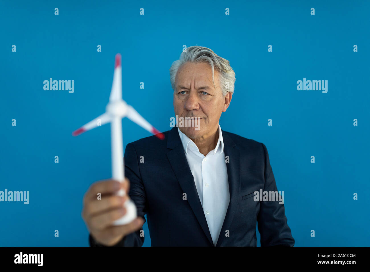 Senior businessman holding modèle d'éolienne Banque D'Images