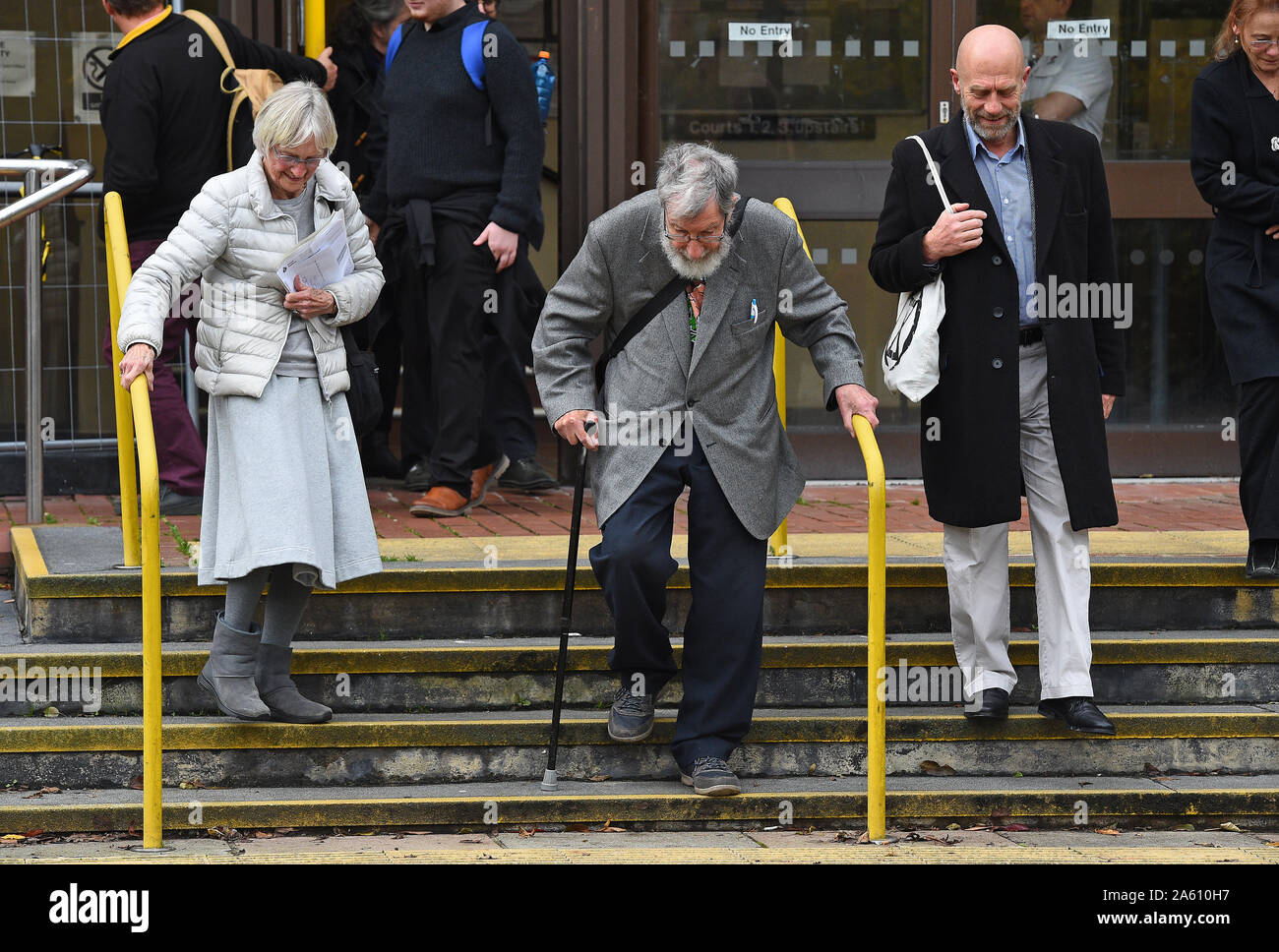 (De gauche à droite) l'extinction des militants rébellion Ursula Pethick, 83, John Lynes, 91, et John Halladay, 61, laissant Coquelles Cour des magistrats où elles apparaissent pour leur part dans le "blocus" du Port de Douvres en septembre. Banque D'Images