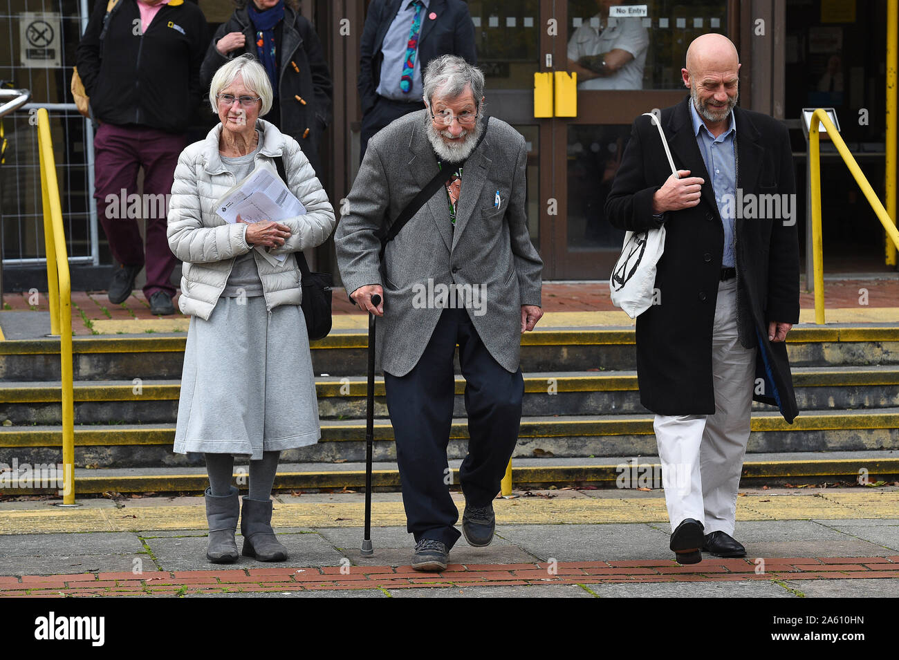 (De gauche à droite) l'extinction des militants rébellion Ursula Pethick, 83, John Alexander Lynes, 91, et John Halladay, 61, laisser Coquelles Magistrates Court dans le Kent, à la suite d'un blocage du port de Douvres, le mois dernier. Banque D'Images