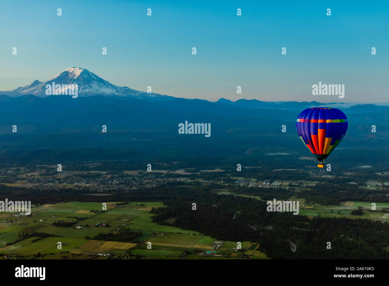 Vue aérienne de l'air chaud ballon flottant sur les terres agricoles et le mont Rainier dans la distance, l'État de Washington, États-Unis d'Amérique, Amérique du Nord Banque D'Images