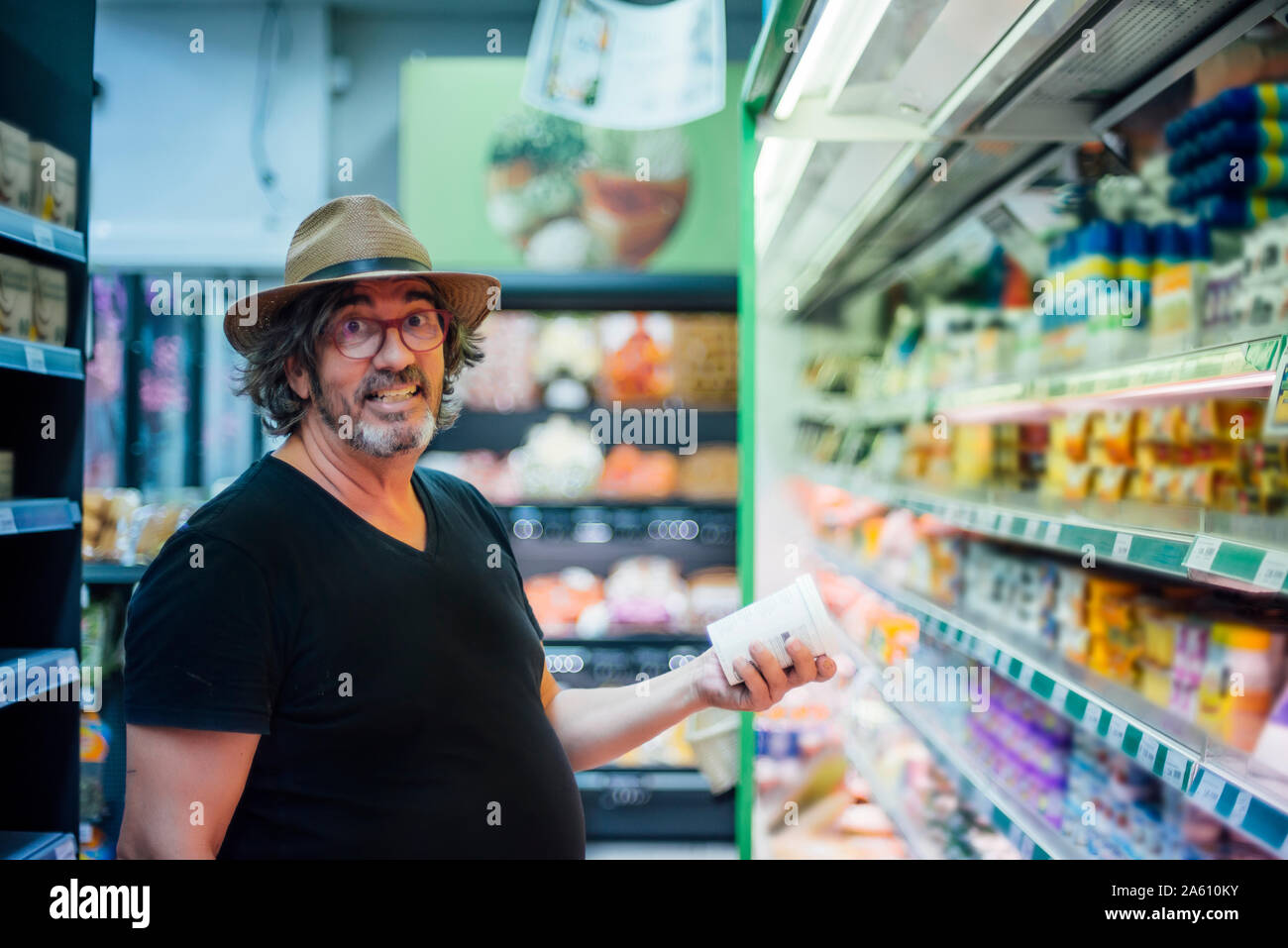 Portrait of senior man acheter de la nourriture dans un supermarché Banque D'Images