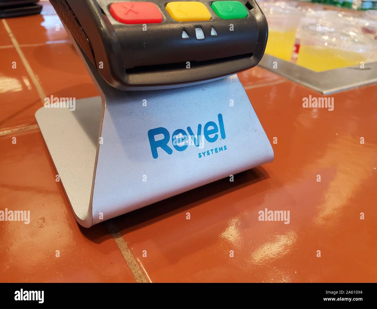 Gros plan sur le logo de la société Revel on POS System dans un restaurant de San Ramon, Californie, 30 septembre 2019. () Banque D'Images