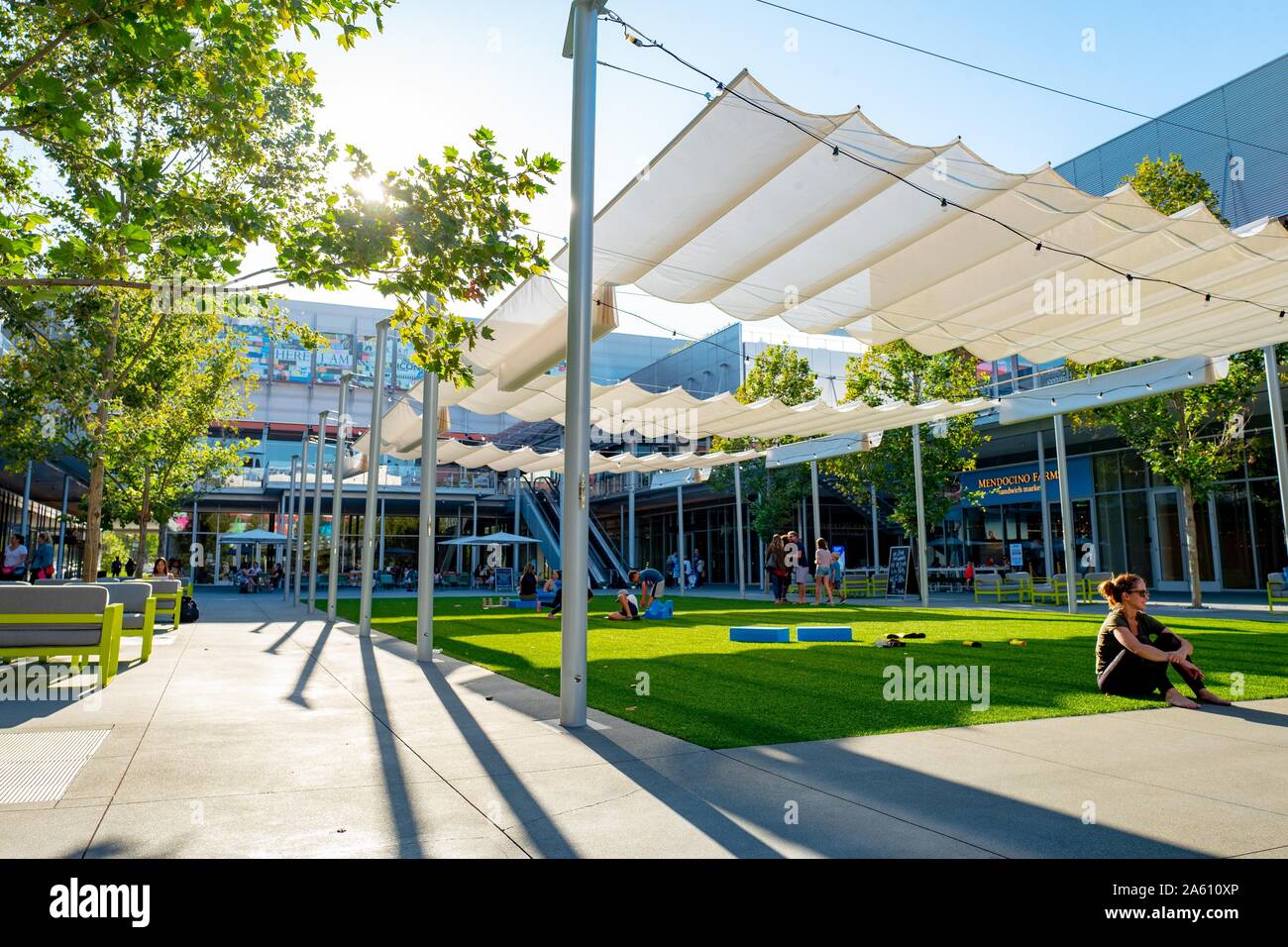 La lumière traverse la place principale du centre commercial Bishop Ranch, conçu par le célèbre architecte italien Renzo Piano, à San Ramon, en Californie, le 26 septembre 2019. () Banque D'Images