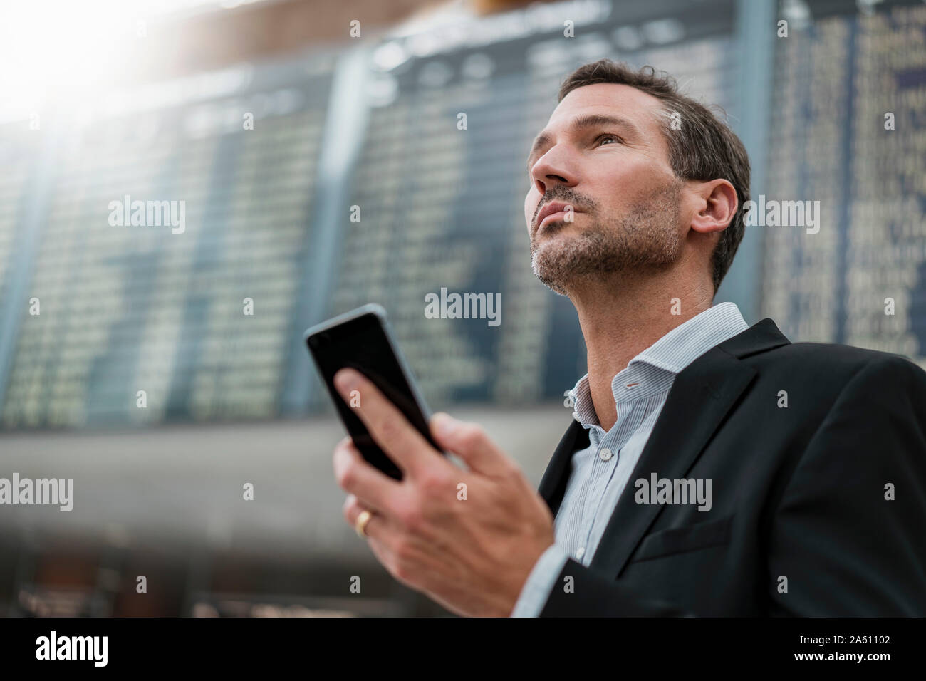 Portrait of businessman with cell phone at arrivée départ à l'aéroport Banque D'Images