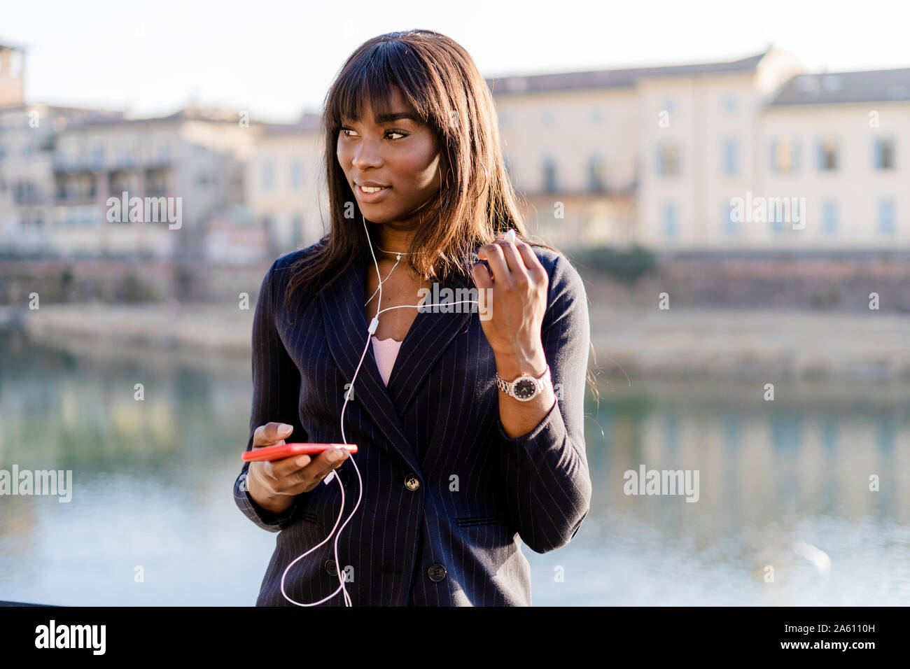 Businesswoman using her smartphone outdoors Banque D'Images