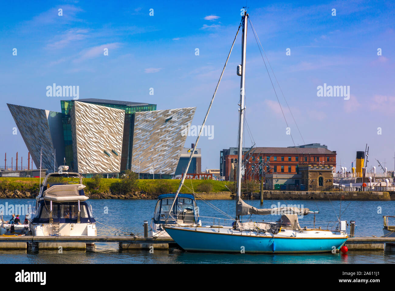 Bateaux amarrés devant Titanic Belfast, Belfast, Ulster (Irlande du Nord, Royaume-Uni, Europe Banque D'Images