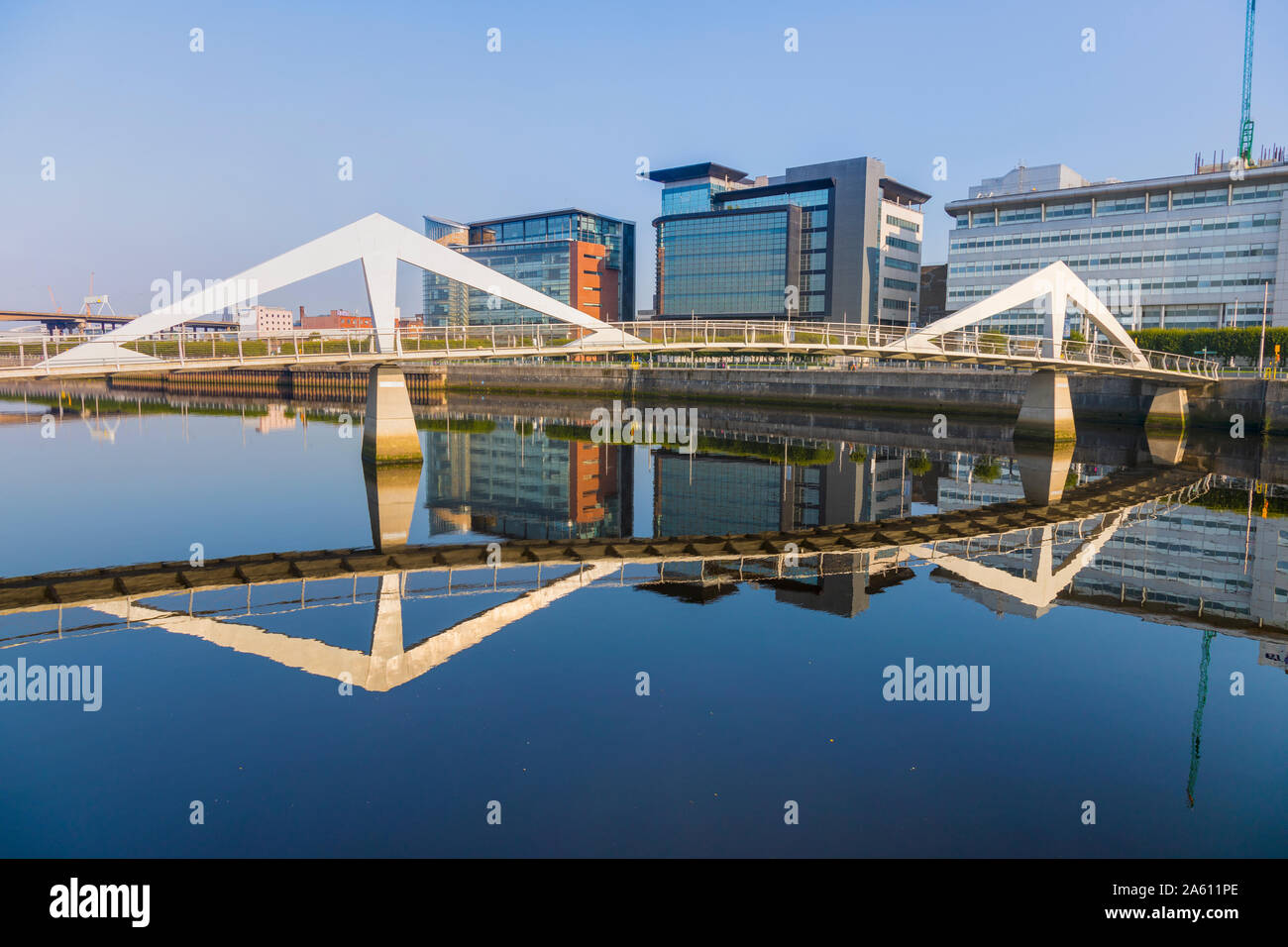 Tradeston (Squiggly) Pont, Quartier international de services financiers, Clyde, Glasgow, Ecosse, Royaume-Uni, Europe Banque D'Images