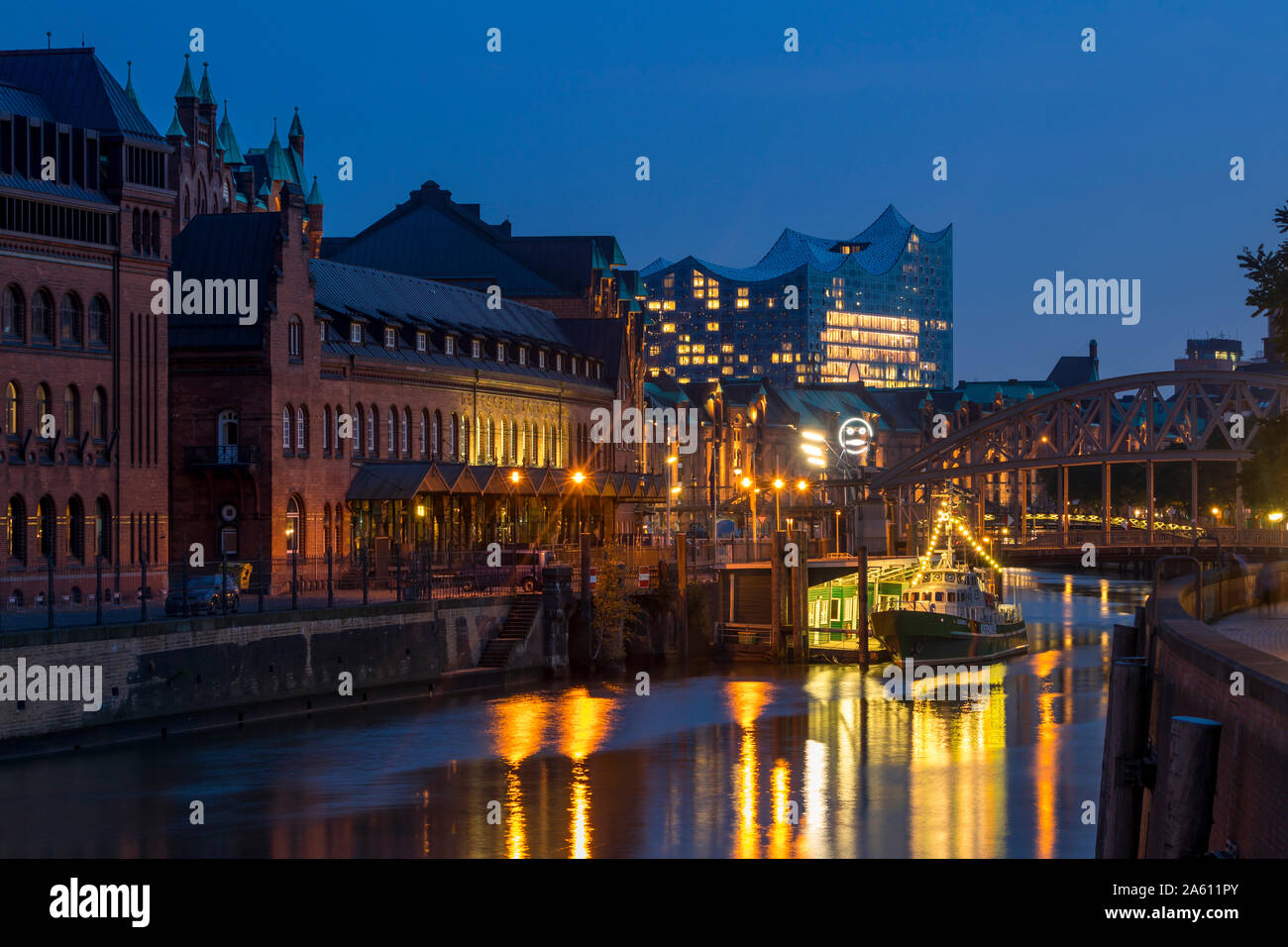 Les bâtiments historiques de la Speicherstadt avec l'Elbphilharmonie bâtiment en arrière-plan, Hambourg, Allemagne, Europe Banque D'Images