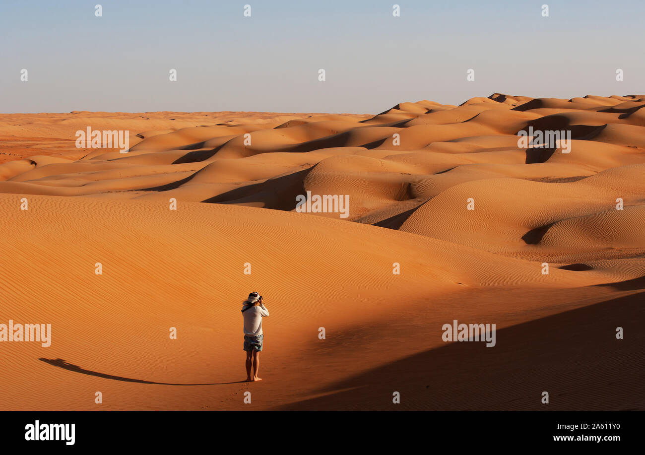 L'homme de prendre des photos dans le désert, Wahiba Sands, Oman Banque D'Images