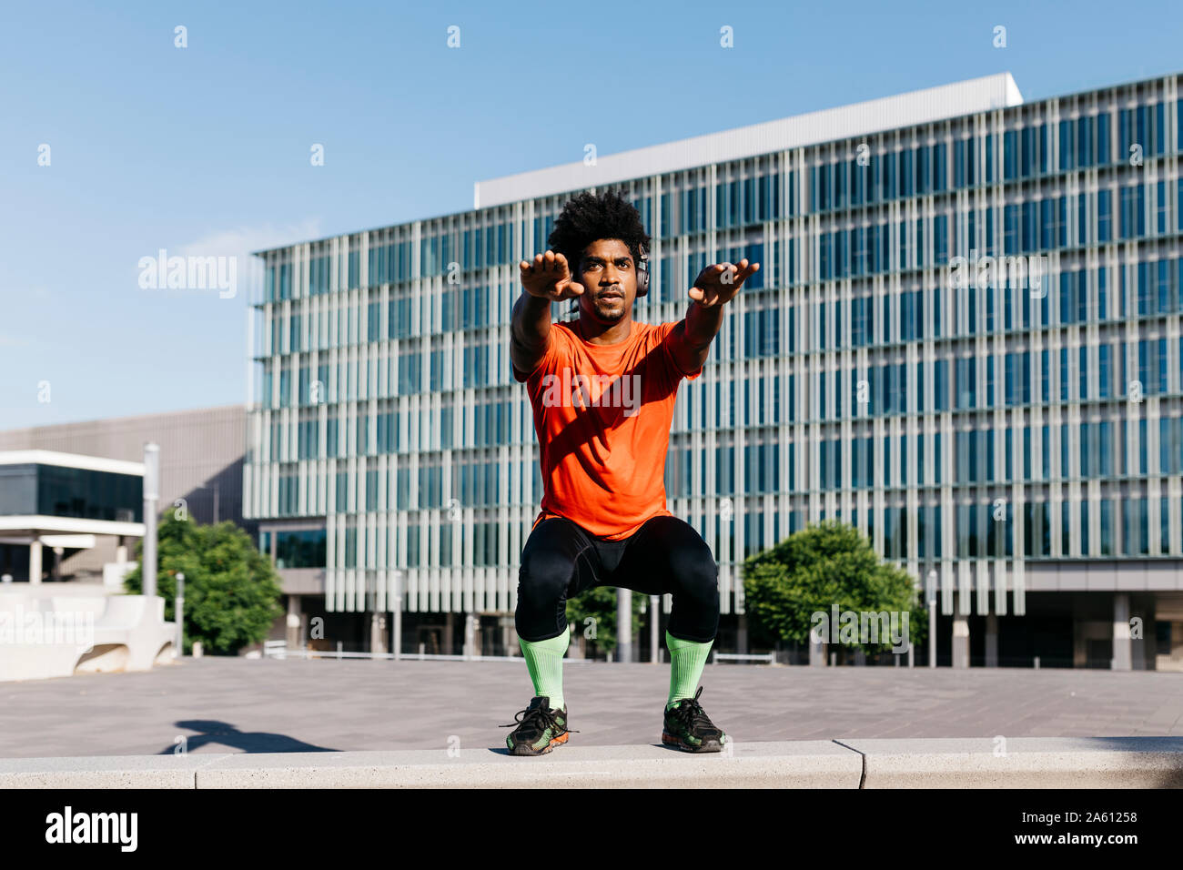 Jeune homme de faire du sport, le genou se plie Banque D'Images