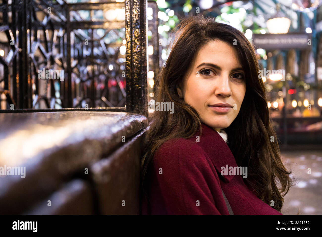 Portrait de jeune femme aux longs cheveux bruns dans la soirée Banque D'Images