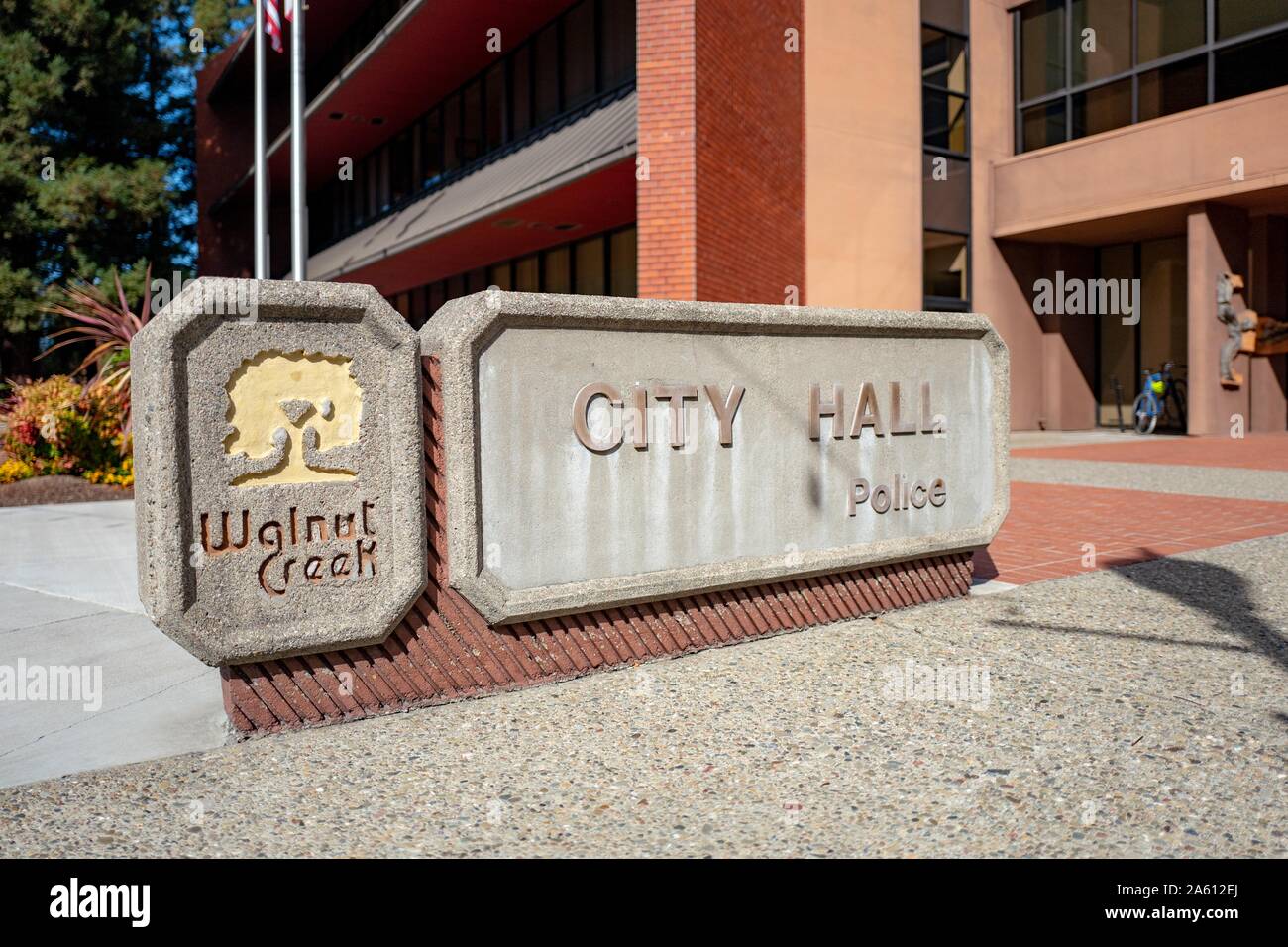 Façade avec panneau à l'hôtel de ville et poste de police pour Walnut Creek, Californie, 27 septembre 2019. () Banque D'Images