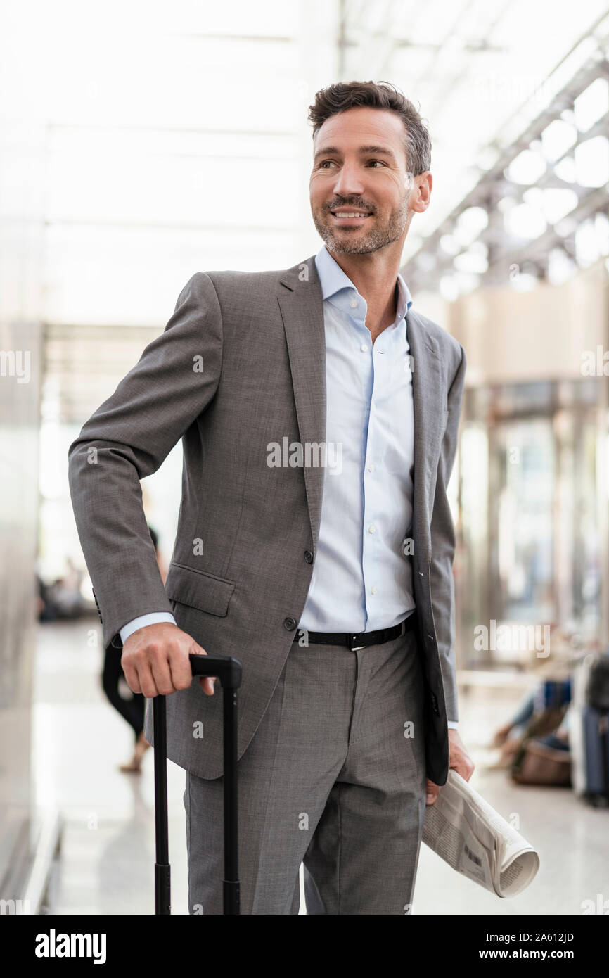 Portrait of smiling businessman avec des bagages Banque D'Images