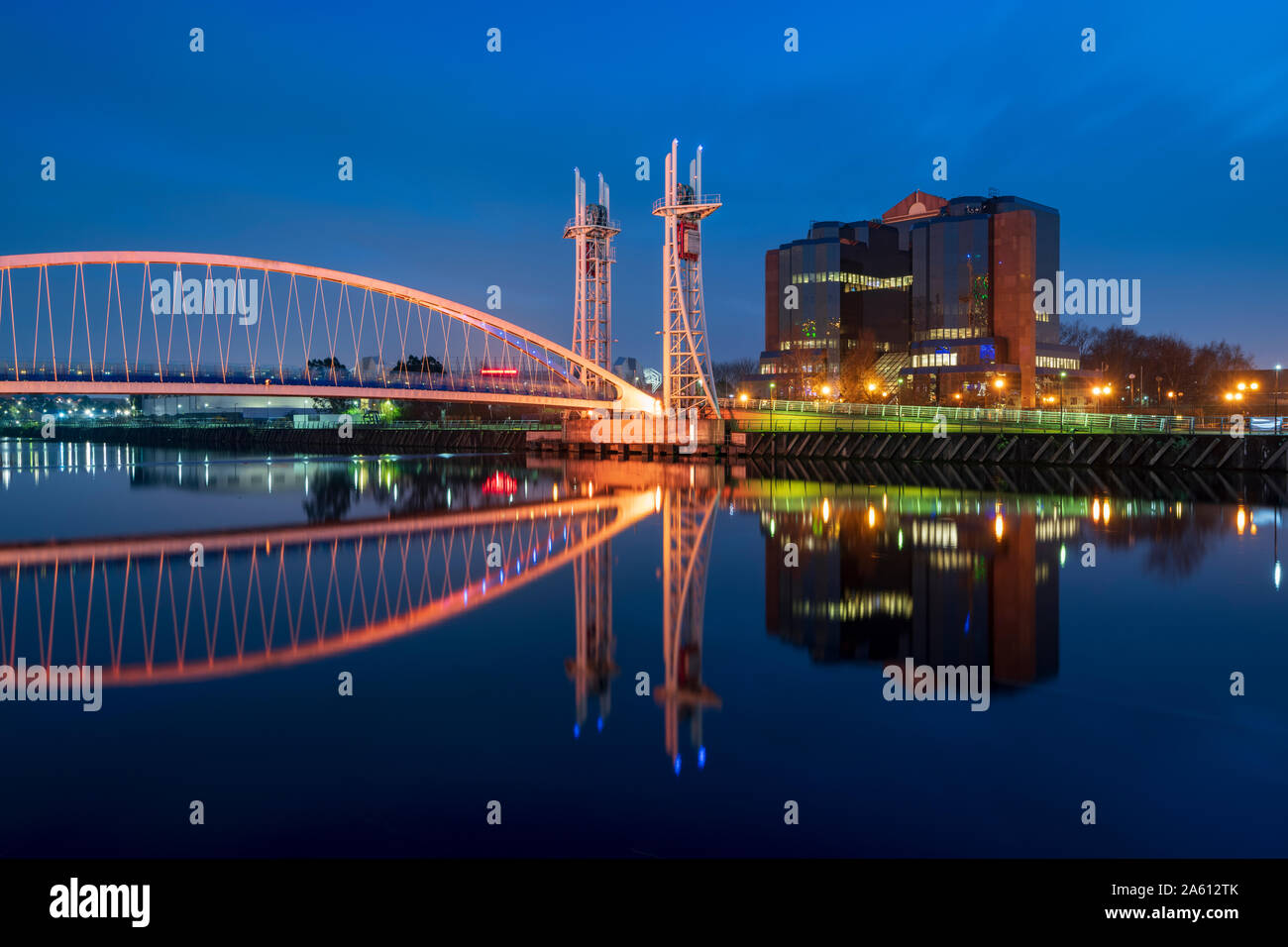 La passerelle reflète dans la rivière Irwell la nuit, Salford Quays, Manchester, Angleterre, Royaume-Uni, Europe Banque D'Images