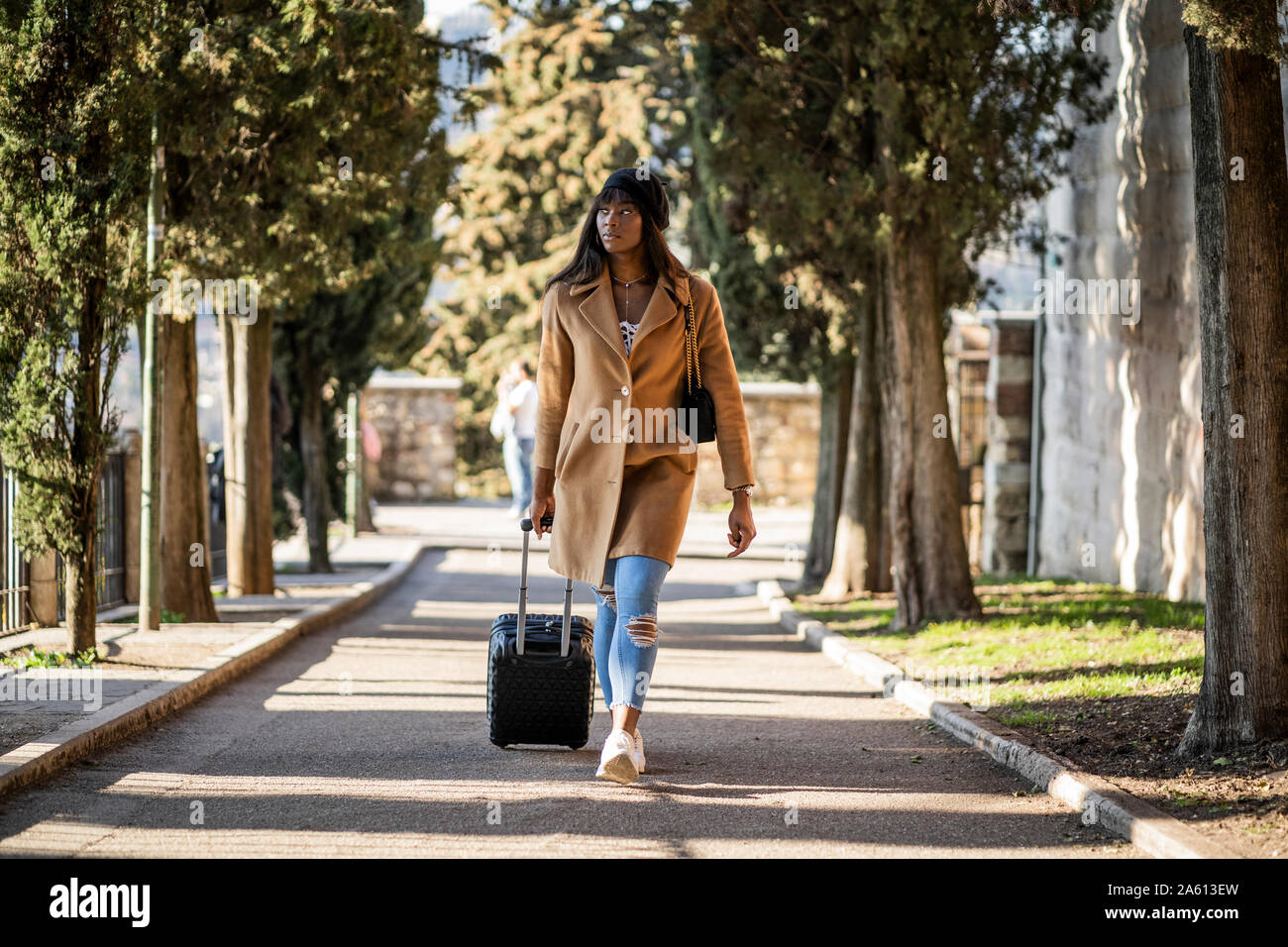 Woman with suitcase en plein air Banque D'Images