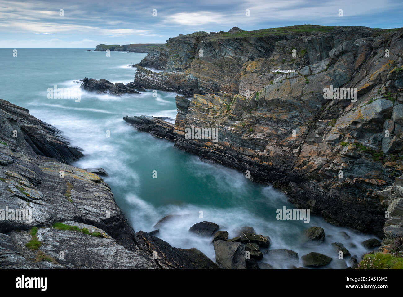 Falaises impressionnantes sur la côte nord-ouest de l'Anglesey, Anglesey, au nord du Pays de Galles, Royaume-Uni, Europe Banque D'Images