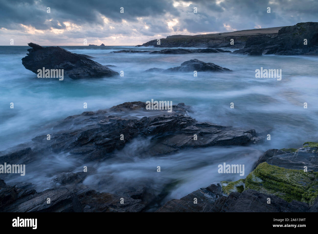 Soirée orageuse à Boobys Bay sur la côte nord des Cornouailles, Angleterre, Royaume-Uni, Europe Banque D'Images