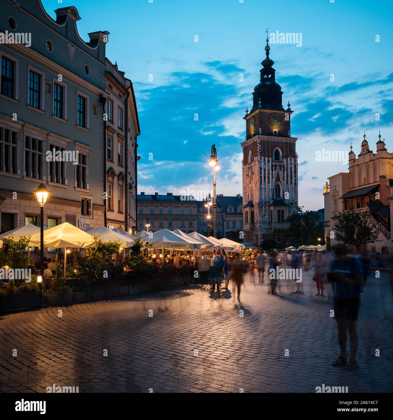 Place du marché (Rynek Glowny) au crépuscule, Site du patrimoine mondial de l'UNESCO, Cracovie, Pologne, Europe, Malopolskie Banque D'Images