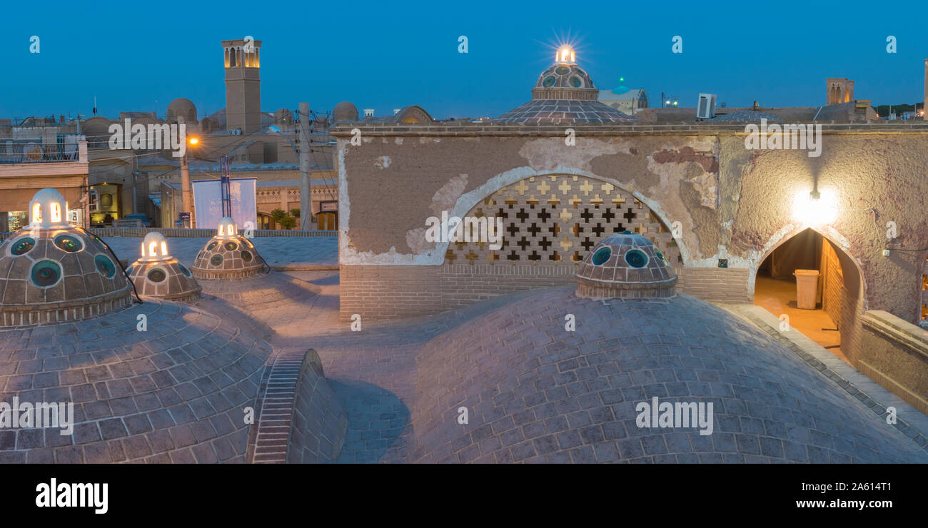 Amir Sultan Ahmad Bathhouse, dômes de toit au coucher du soleil, Kashan, Ispahan Province, République islamique d'Iran, Moyen-Orient Banque D'Images