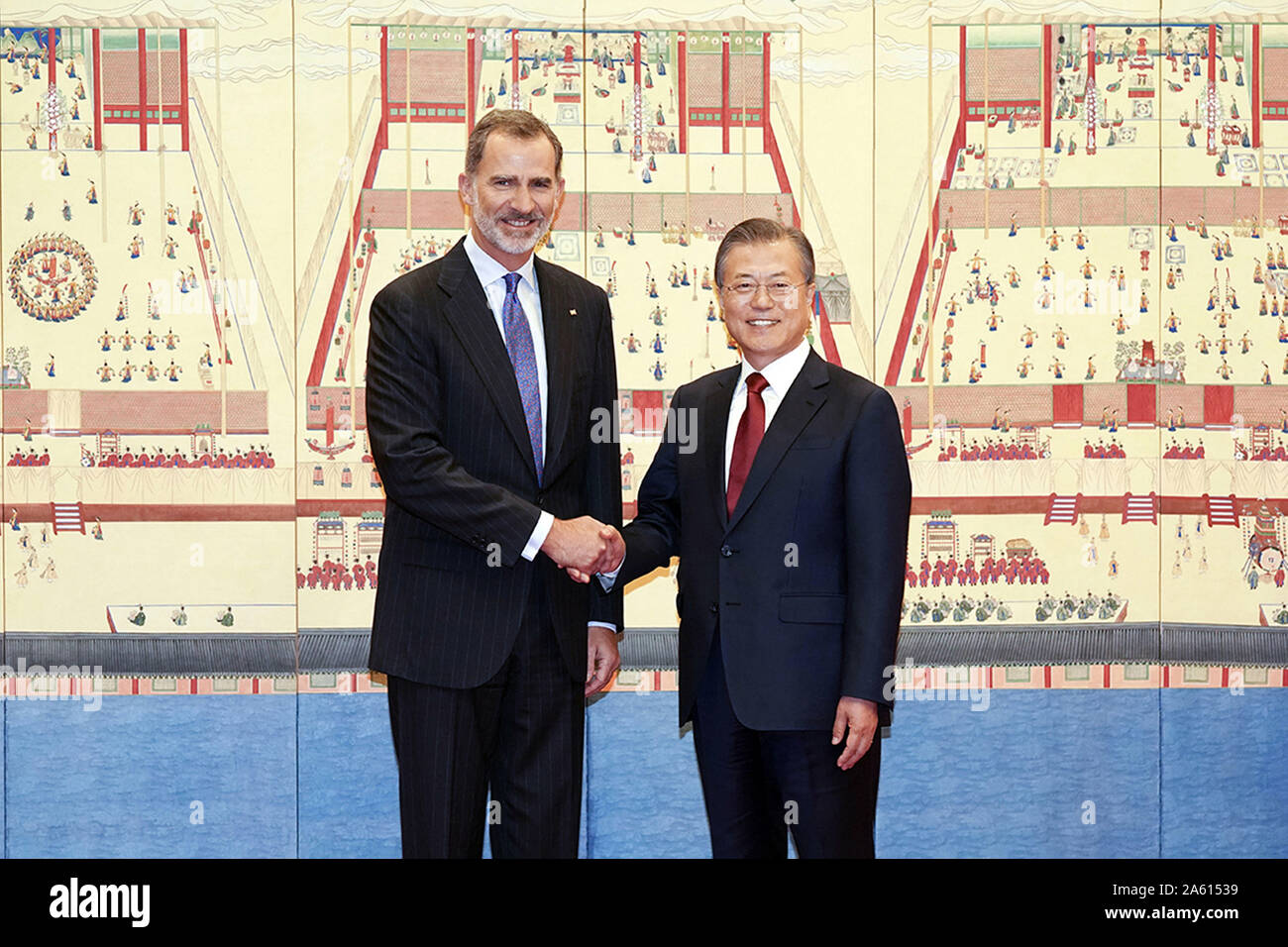 Séoul, Corée du Sud. 23 Oct, 2019. Oct 23, 2019-Séoul, en Korea-South Président Coréen Moon Jae-in (R) et de l'Espagne le roi Felipe VI posent pour une photo avant un sommet au bureau présidentiel à Séoul le 23 octobre 2019. Le roi d'Espagne est arrivé à Séoul plus tôt dans la journée pour une visite d'Etat de deux jours. Bureau : Président de crédit/ZUMA/Alamy Fil Live News Banque D'Images