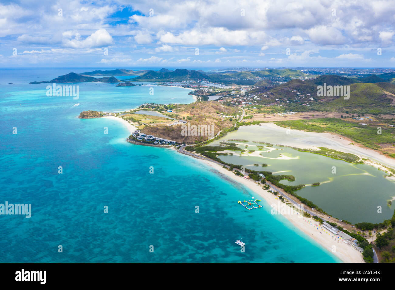 Vue aérienne par drone de Darkwood Beach et lagon tropical, Antigua, Iles sous le vent, Antilles, Caraïbes, Amérique Centrale Banque D'Images