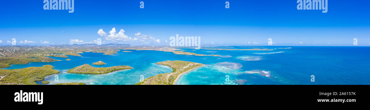 Vue panoramique aérienne par drone de coraux dans les eaux claires de la mer des Caraïbes, Antilles, Antilles, Caraïbes, Amérique Centrale Banque D'Images