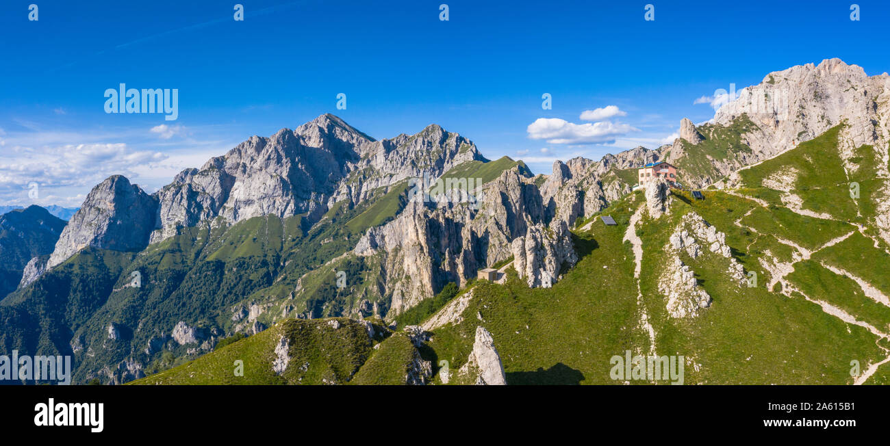 Vue panoramique aérienne de Rifugio Rosalba, Grignetta, Torre Cinquantenario et Torre Cecilia pinacles, province de Lecco, Lombardie, Italie, Europe Banque D'Images