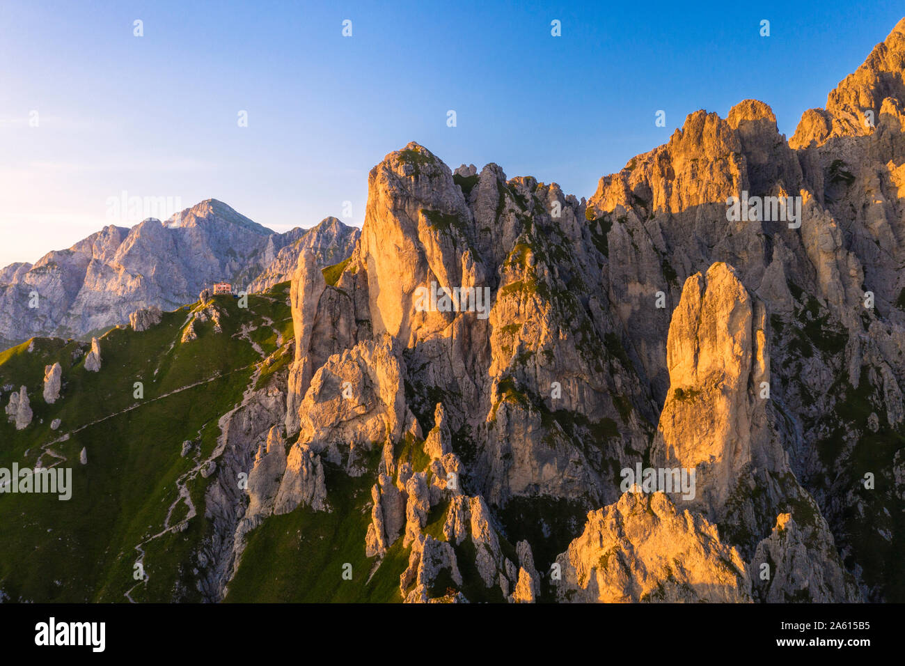 Torre Cinquantenario et Torre Cecilia entourant Rifugio Rosalba, Grignetta, Lac de Côme, Lecco, Lombardie, Italie, Europe Banque D'Images