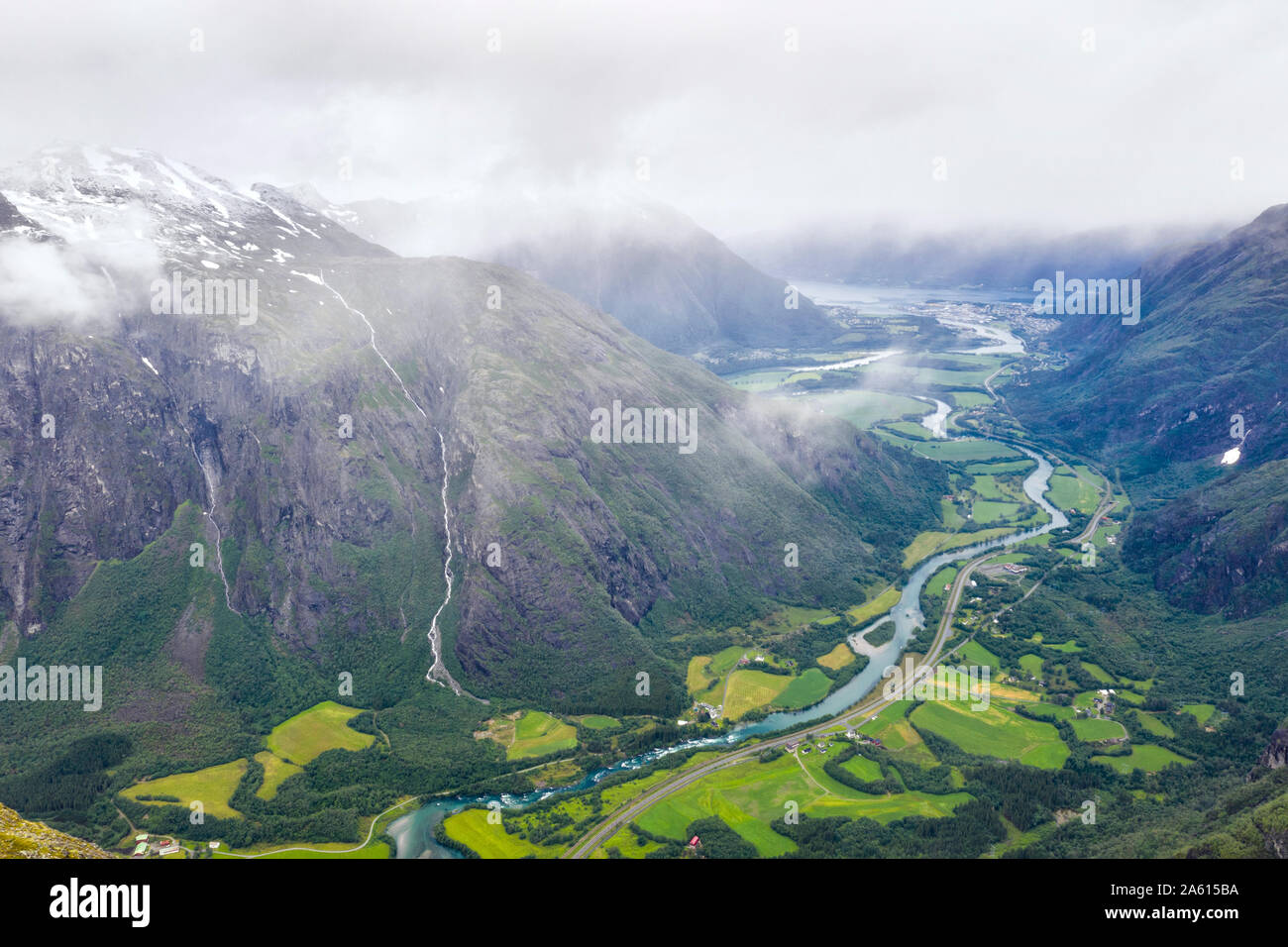 Vue aérienne de la rivière Rauma et verte vallée de Romsdalseggen Ridge, Andalsnes, More og Romsdal County, Norway, Scandinavia, Europe Banque D'Images