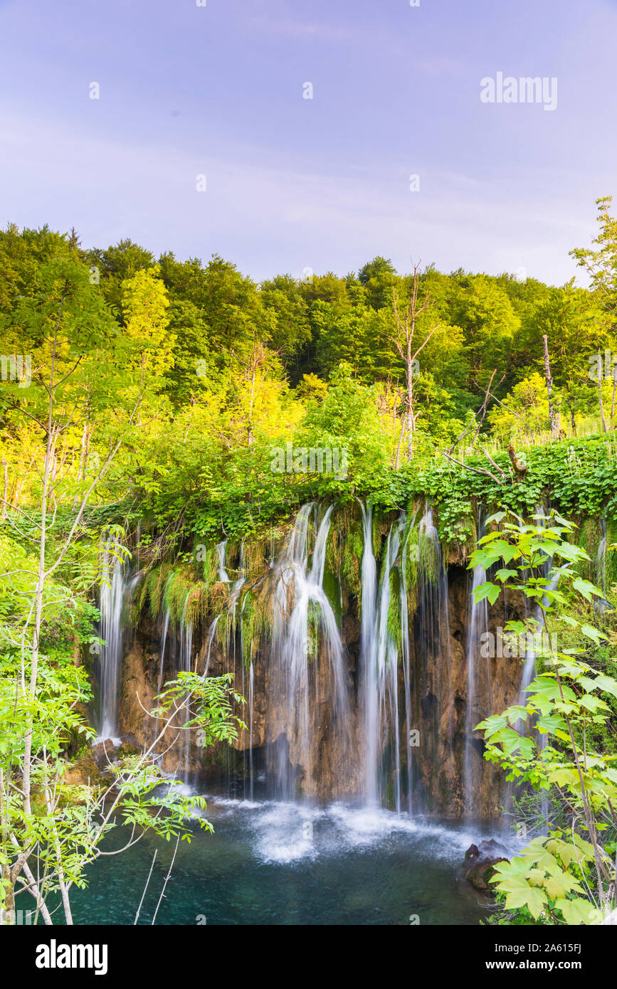 Le parc national des Lacs de Plitvice, classé au Patrimoine Mondial de l'UNESCO, la Croatie, l'Europe Banque D'Images