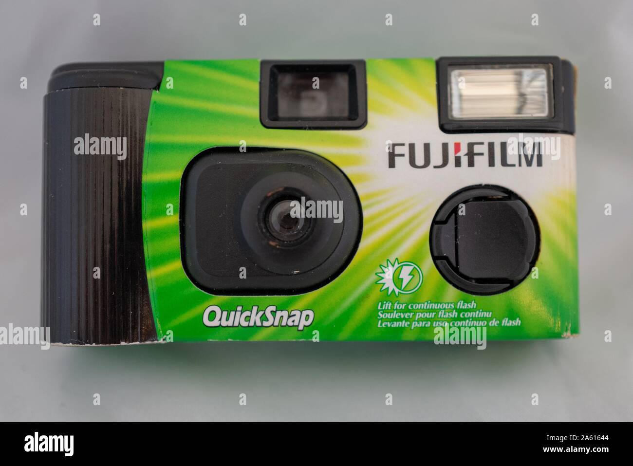 Gros plan de l'appareil photo jetable Quicksnap du fabricant de films Fujifilm sur fond blanc, 29 août 2019. () Banque D'Images