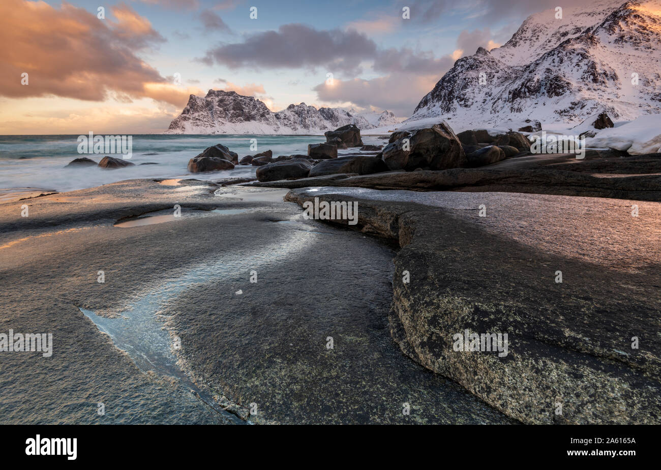 Formation rocheuse spectaculaire en hiver à Haukland Lofoten, Plage, Nordland, Norvège, Europe Banque D'Images