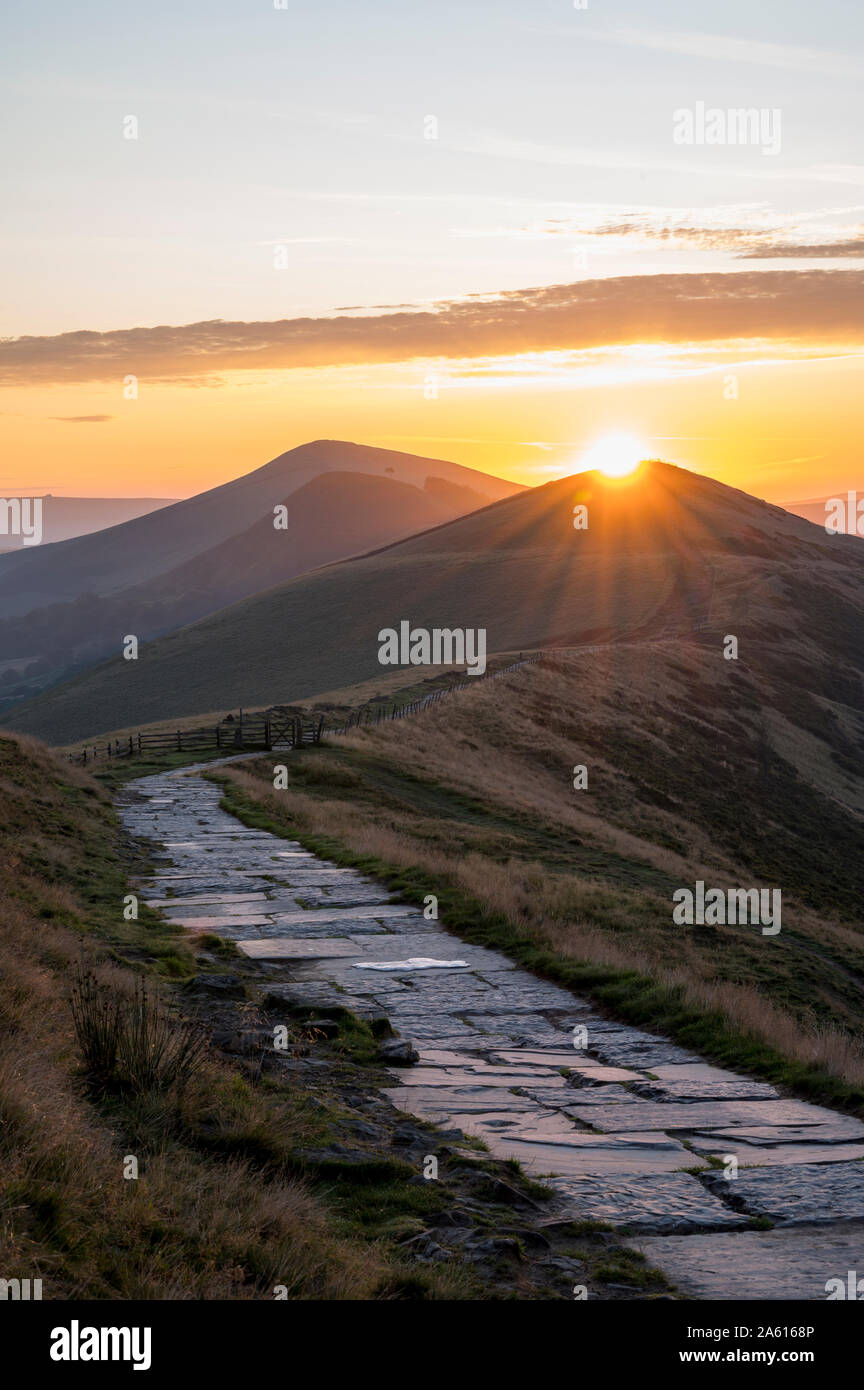 Le soleil se lever au-dessus de perdre Hill et retour de Tor, le parc national de Peak District, Derbyshire, Angleterre, Royaume-Uni, Europe Banque D'Images