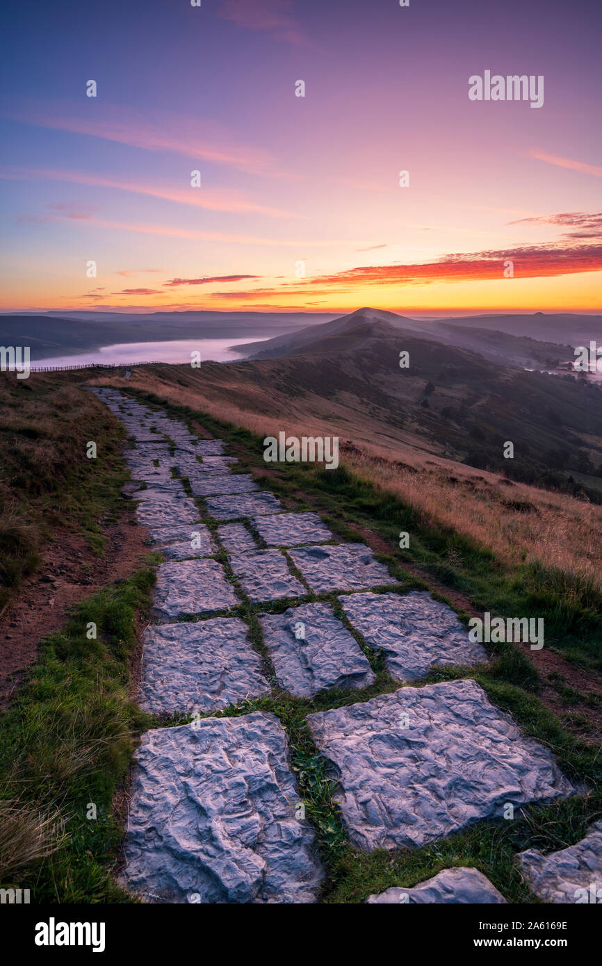 Chemin menant à la pierre calcaire perdre Hill et retour de Mam Tor Tor avec lever du soleil magnifique, le parc national de Peak District, Derbyshire, Angleterre, RU Banque D'Images