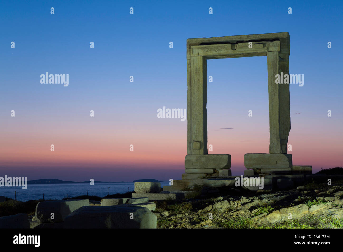 Soir, Temple d'Apollon (Portara), Hora (Chora), l'île de Naxos, Cyclades, îles grecques, Grèce, Europe Banque D'Images