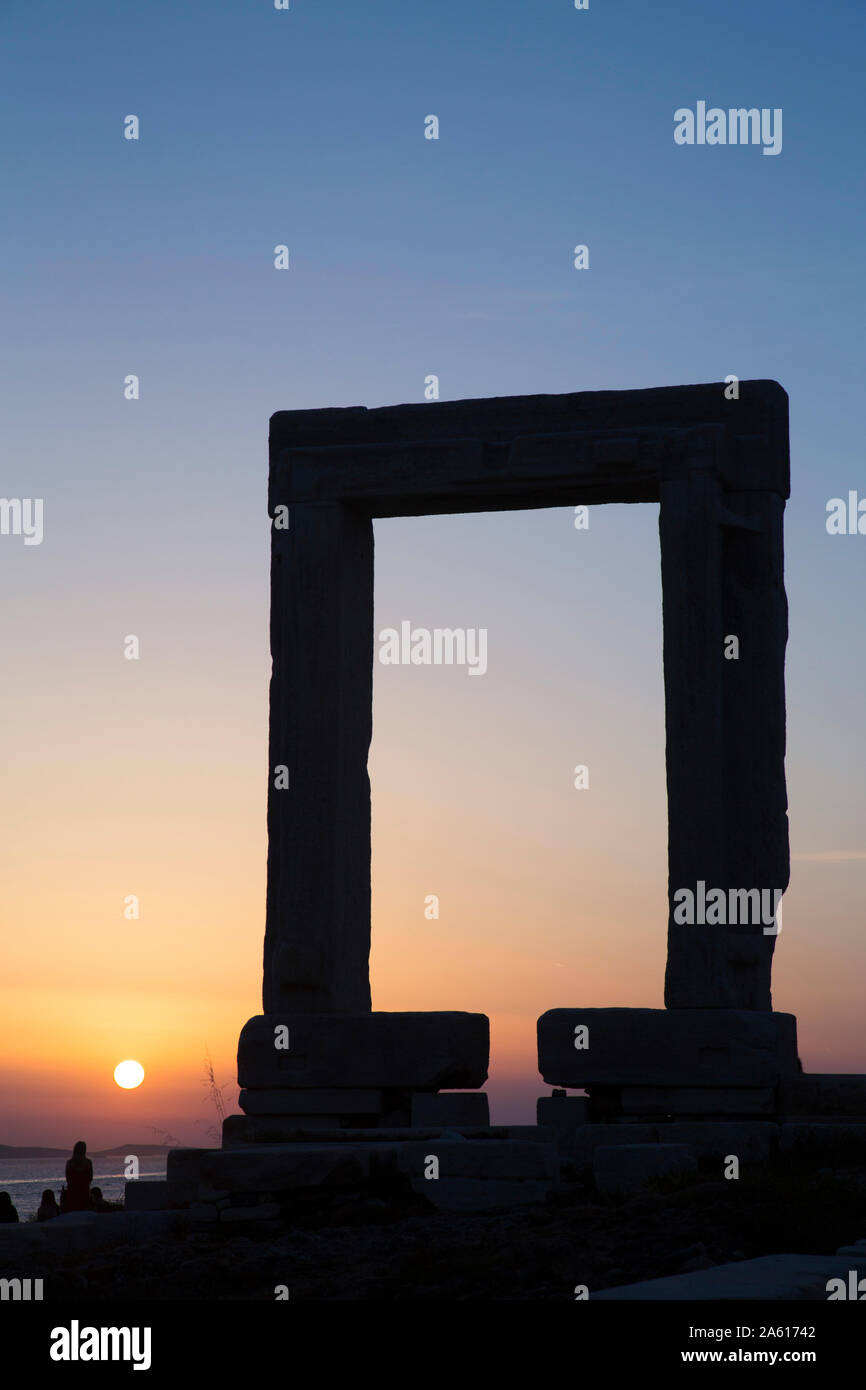 Soir, Temple d'Apollon (Portara), Hora (Chora), l'île de Naxos, Cyclades, îles grecques, Grèce, Europe Banque D'Images