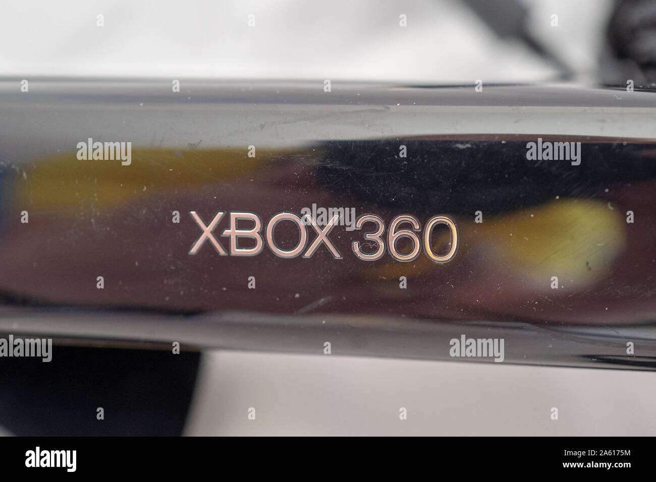 Gros plan du logo sur la manette de jeu de détection de mouvement Xbox 360 Kinect de première génération, une caméra de faible profondeur conçue pour permettre le contrôle gestuel des systèmes de jeux vidéo Xbox de Microsoft, vers 2010, sur fond blanc, 27 août 2019. () Banque D'Images