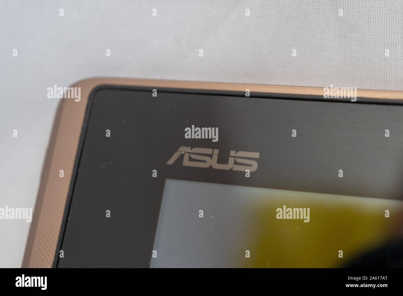 Gros plan du logo du fabricant taïwanais d'électronique ASUSTeK Computer (ASUS) sur le coin de l'écran de la tablette sur fond blanc, 27 août 2019. () Banque D'Images