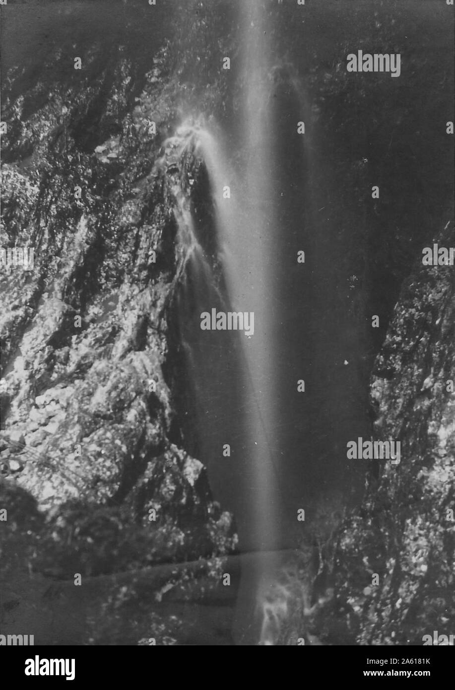 La lumière brille à travers une grotte qui s'ouvre sur un rocher lors d'une Caverne du Nord et Tombe Club escalade et spéléologie dans le Yorkshire, Royaume-Uni, 1934. () Banque D'Images