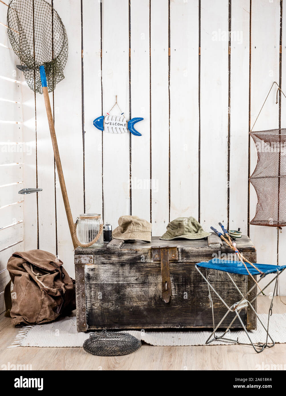 Grand vieux poitrine avec des choses pour la pêche dans la salle décorée en bois rétro Banque D'Images
