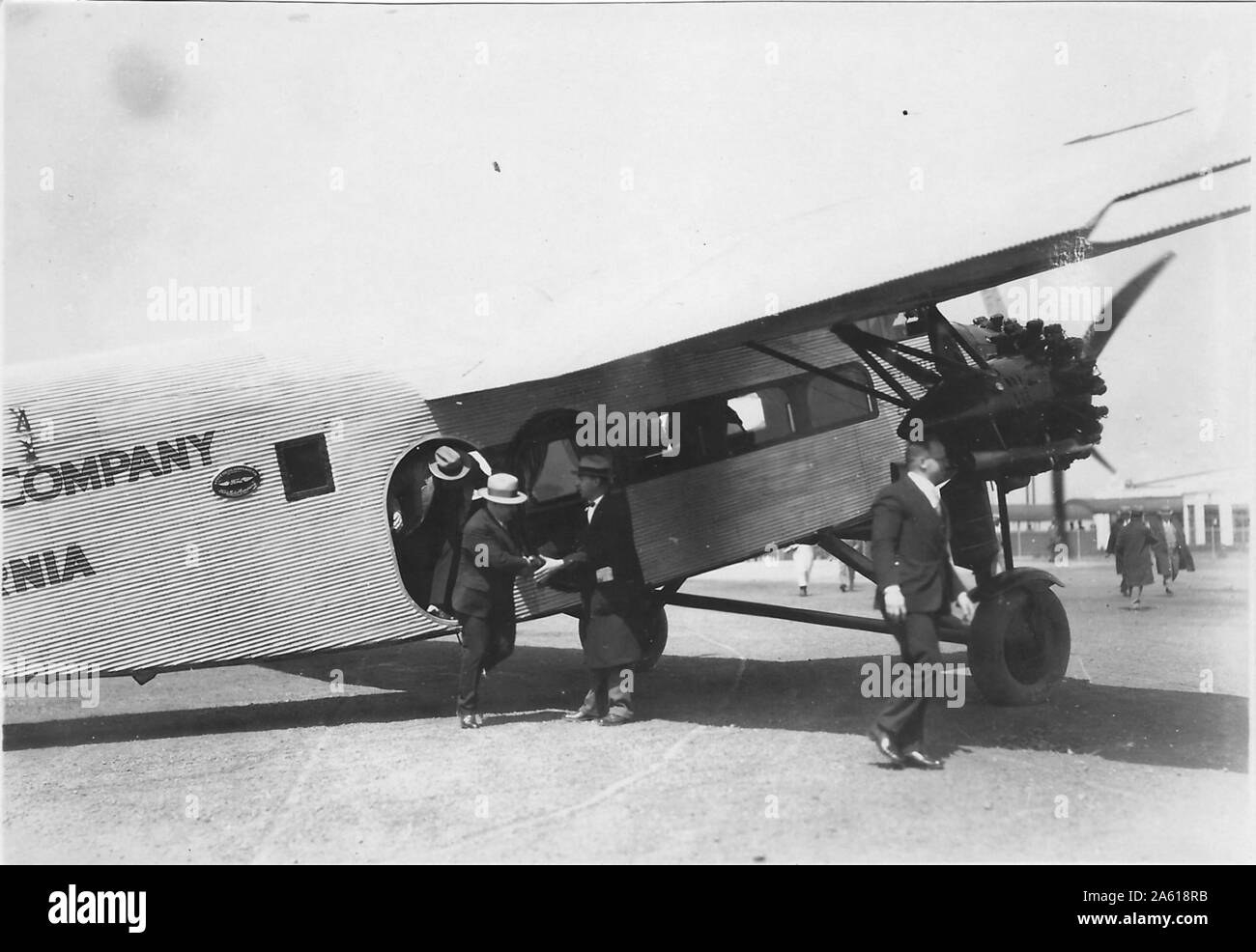 Ford TriMotor avion, marqué comme pétrole standard numéro 1 et utilisé pour promouvoir le pétrole standard des carburants d'aviation de Californie, à Mills Field (maintenant l'aéroport international d'Oakland), Oakland, Californie, 1929. () Banque D'Images