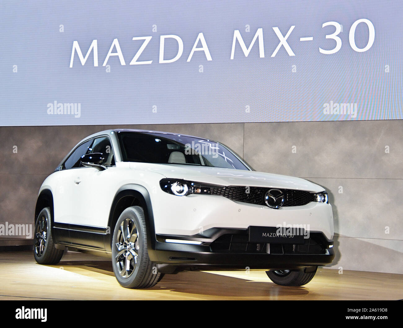Tokyo, Japon. 23 Oct, 2019. Véhicule électrique Mazda MX-30 est visible sur l'affichage à la 46ème Salon automobile de Tokyo à Tokyo, Japon le mercredi, Octobre 23, 2019. Japan Automobile Manufacturers Association hold 'Tokyo Motor Show 2019' et 'avenir Expo' parallèlement, l'objectif de 1 millions de visiteurs. Expo' "avenir de l'espace libre qui est apprécié par les enfants et tout simplement l'amant par la collaboration avec des entreprises et organisations en dehors de l'industrie automobile qui peut être expérimenté. Photo par Keizo Mori/UPI UPI : Crédit/Alamy Live News Crédit : UPI/Alamy Live News Banque D'Images